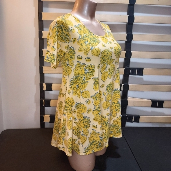 NWT Lularoe Yellow Flowers/Leaves Perfect T - Picture 1 of 4